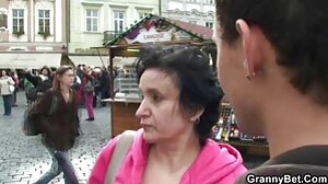 Татуирана мадама с двойни питки смуче шлонгите porno klip hd